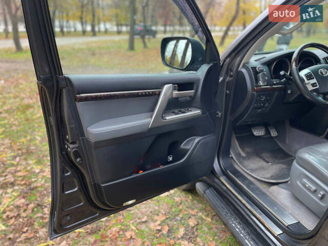 Серый Тойота Ленд Крузер, объемом двигателя 4.7 л и пробегом 352 тыс. км за 21600 $, фото 30 на Automoto.ua