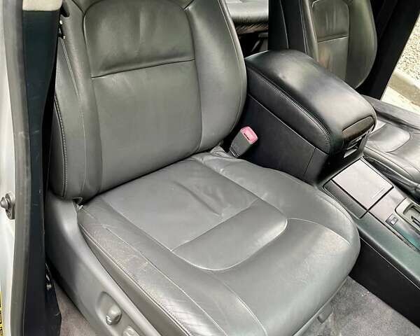 Серый Тойота Ленд Крузер, объемом двигателя 5.66 л и пробегом 275 тыс. км за 16999 $, фото 30 на Automoto.ua