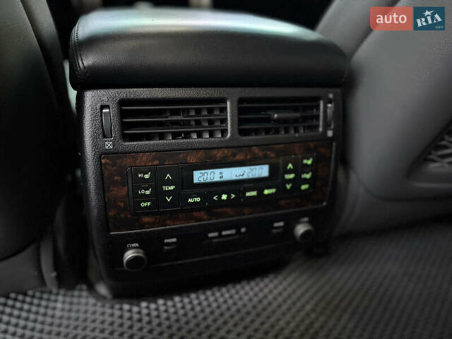 Серый Тойота Ленд Крузер, объемом двигателя 5.7 л и пробегом 290 тыс. км за 28500 $, фото 13 на Automoto.ua