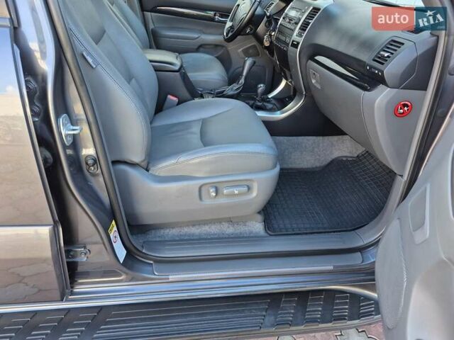 Серый Тойота Ленд Крузер, объемом двигателя 3.96 л и пробегом 139 тыс. км за 19500 $, фото 44 на Automoto.ua