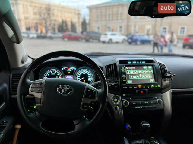 Серый Тойота Ленд Крузер, объемом двигателя 5.7 л и пробегом 290 тыс. км за 28500 $, фото 10 на Automoto.ua