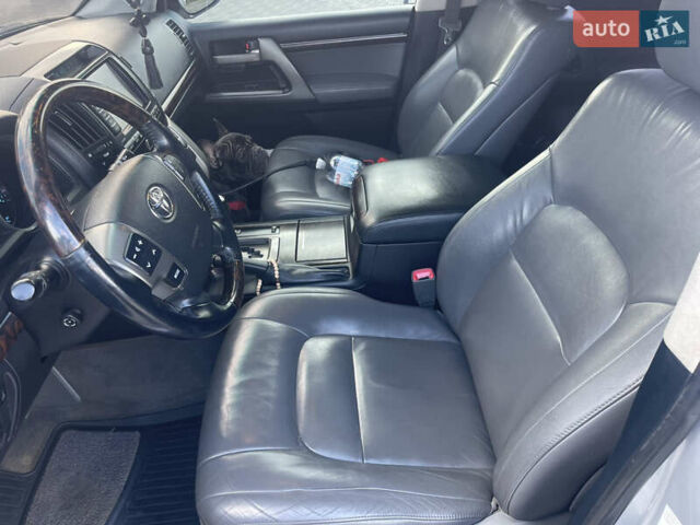 Серый Тойота Ленд Крузер, объемом двигателя 4.46 л и пробегом 104 тыс. км за 36800 $, фото 13 на Automoto.ua