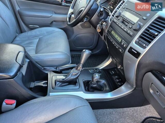 Серый Тойота Ленд Крузер, объемом двигателя 3.96 л и пробегом 139 тыс. км за 19500 $, фото 49 на Automoto.ua