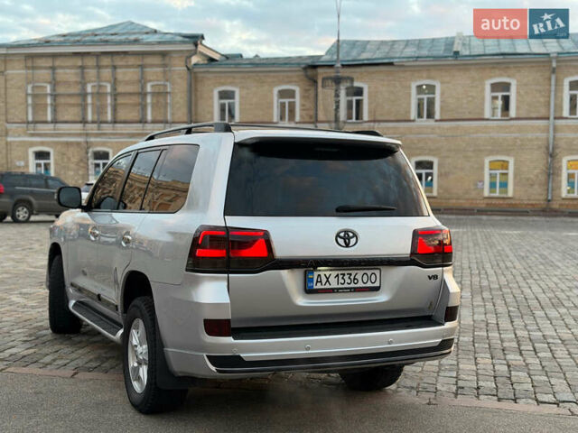 Серый Тойота Ленд Крузер, объемом двигателя 5.7 л и пробегом 290 тыс. км за 28500 $, фото 7 на Automoto.ua