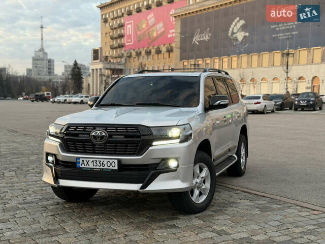 Серый Тойота Ленд Крузер, объемом двигателя 5.7 л и пробегом 290 тыс. км за 28500 $, фото 1 на Automoto.ua