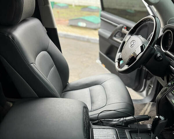 Серый Тойота Ленд Крузер, объемом двигателя 4.46 л и пробегом 310 тыс. км за 24200 $, фото 13 на Automoto.ua