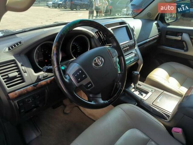 Серый Тойота Ленд Крузер, объемом двигателя 4.7 л и пробегом 199 тыс. км за 25500 $, фото 26 на Automoto.ua