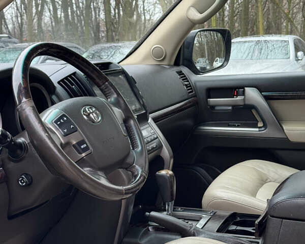 Серый Тойота Ленд Крузер, объемом двигателя 4.46 л и пробегом 317 тыс. км за 21900 $, фото 12 на Automoto.ua