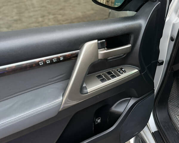 Серый Тойота Ленд Крузер, объемом двигателя 5.7 л и пробегом 290 тыс. км за 28500 $, фото 11 на Automoto.ua