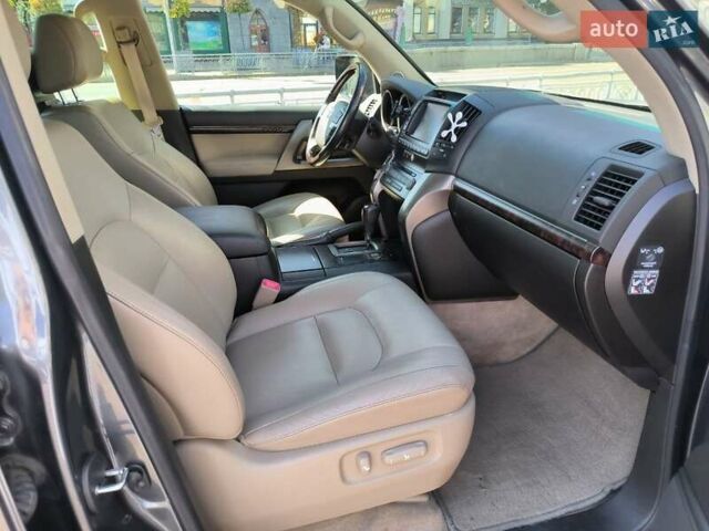 Серый Тойота Ленд Крузер, объемом двигателя 4.7 л и пробегом 199 тыс. км за 25500 $, фото 25 на Automoto.ua