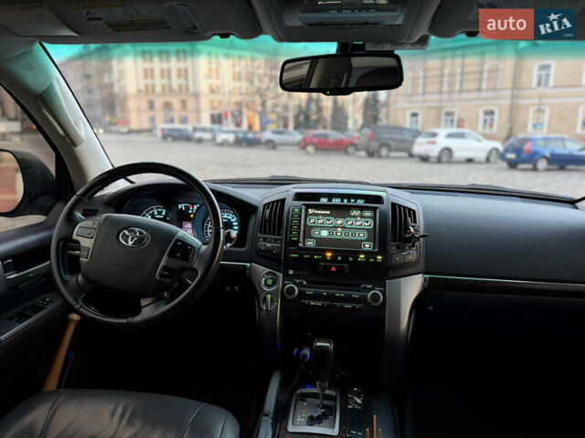 Серый Тойота Ленд Крузер, объемом двигателя 5.7 л и пробегом 290 тыс. км за 28500 $, фото 9 на Automoto.ua