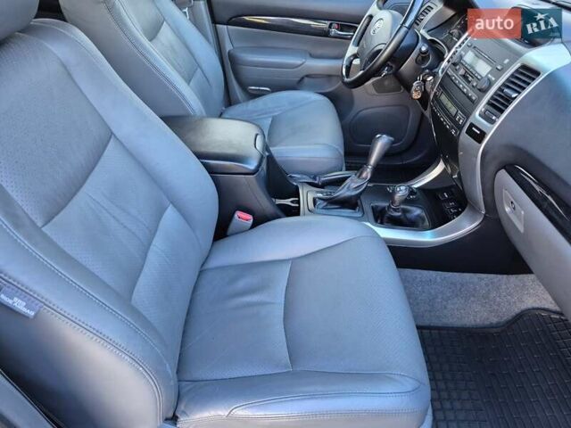 Серый Тойота Ленд Крузер, объемом двигателя 3.96 л и пробегом 139 тыс. км за 19500 $, фото 48 на Automoto.ua