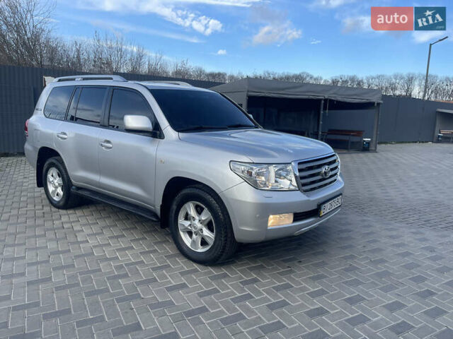 Серый Тойота Ленд Крузер, объемом двигателя 4.46 л и пробегом 104 тыс. км за 36800 $, фото 2 на Automoto.ua