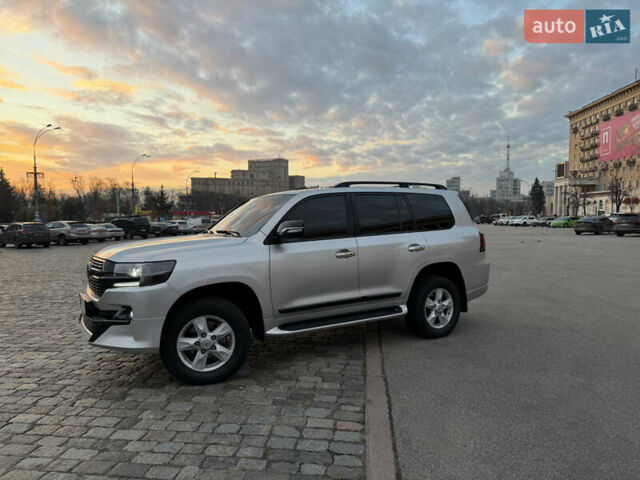 Серый Тойота Ленд Крузер, объемом двигателя 5.7 л и пробегом 290 тыс. км за 28500 $, фото 3 на Automoto.ua