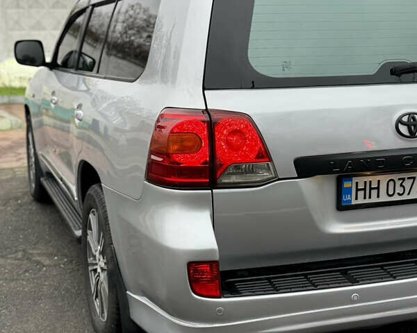 Серый Тойота Ленд Крузер, объемом двигателя 4.46 л и пробегом 310 тыс. км за 24200 $, фото 9 на Automoto.ua