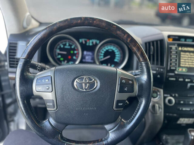 Серый Тойота Ленд Крузер, объемом двигателя 4.46 л и пробегом 104 тыс. км за 36800 $, фото 15 на Automoto.ua