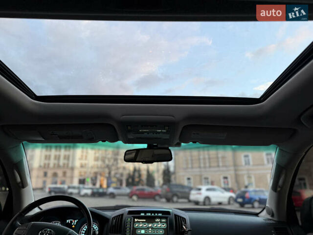 Серый Тойота Ленд Крузер, объемом двигателя 5.7 л и пробегом 290 тыс. км за 28500 $, фото 16 на Automoto.ua
