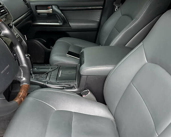 Серый Тойота Ленд Крузер, объемом двигателя 4.46 л и пробегом 310 тыс. км за 24200 $, фото 6 на Automoto.ua