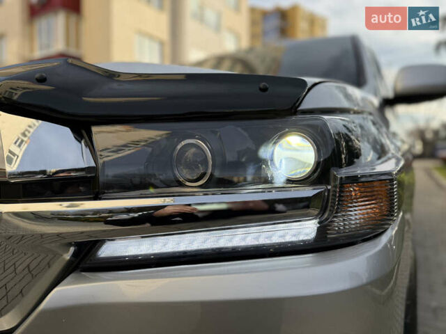 Серый Тойота Ленд Крузер, объемом двигателя 4.7 л и пробегом 305 тыс. км за 25500 $, фото 33 на Automoto.ua