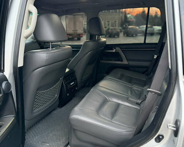 Серый Тойота Ленд Крузер, объемом двигателя 5.7 л и пробегом 290 тыс. км за 28500 $, фото 12 на Automoto.ua