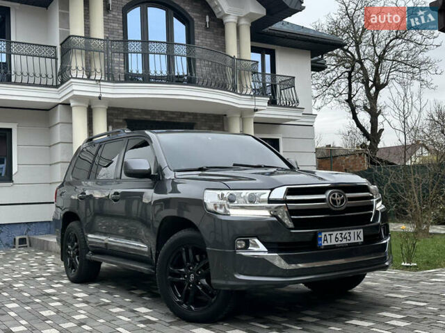 Серый Тойота Ленд Крузер, объемом двигателя 4.5 л и пробегом 285 тыс. км за 25900 $, фото 2 на Automoto.ua