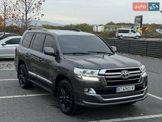 Серый Тойота Ленд Крузер, объемом двигателя 4.5 л и пробегом 275 тыс. км за 26900 $, фото 2 на Automoto.ua