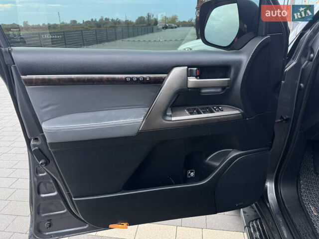 Серый Тойота Ленд Крузер, объемом двигателя 4.5 л и пробегом 275 тыс. км за 26900 $, фото 47 на Automoto.ua