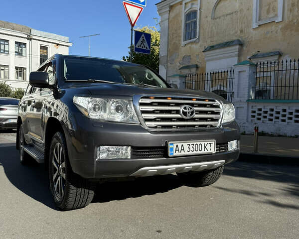 Серый Тойота Ленд Крузер, объемом двигателя 4.46 л и пробегом 267 тыс. км за 31500 $, фото 2 на Automoto.ua