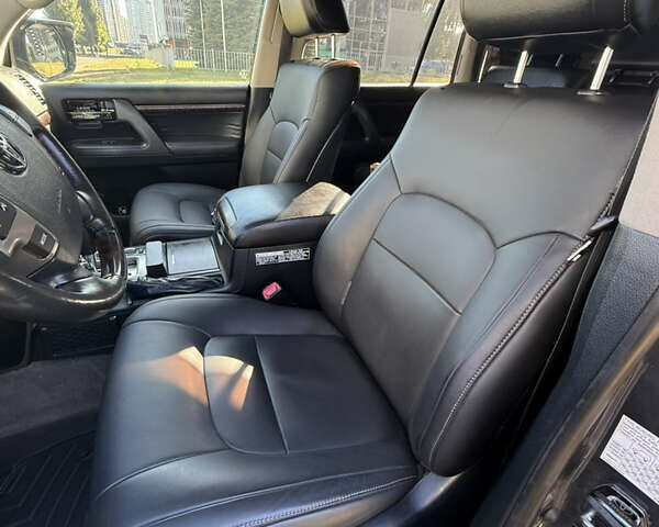 Серый Тойота Ленд Крузер, объемом двигателя 4.46 л и пробегом 267 тыс. км за 31500 $, фото 12 на Automoto.ua