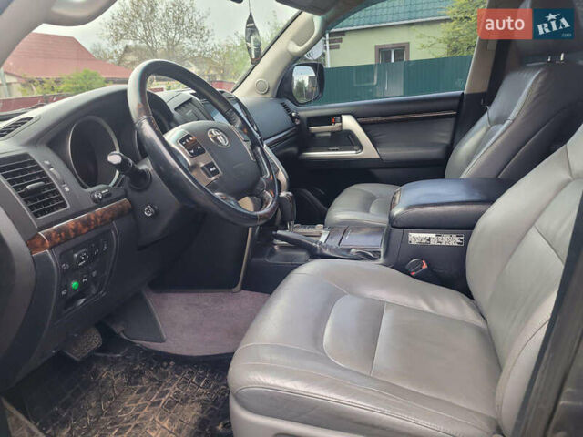 Серый Тойота Ленд Крузер, объемом двигателя 4.5 л и пробегом 282 тыс. км за 28500 $, фото 8 на Automoto.ua