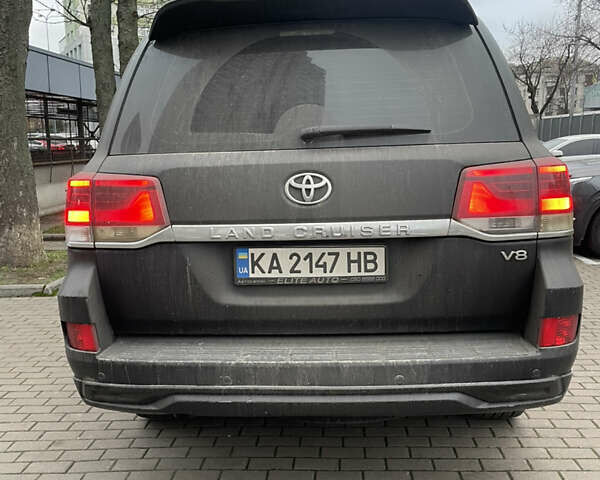 Серый Тойота Ленд Крузер, объемом двигателя 4.46 л и пробегом 105 тыс. км за 58000 $, фото 2 на Automoto.ua