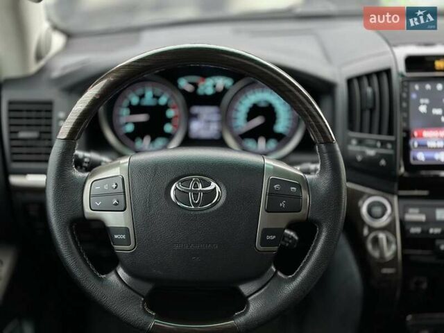Серый Тойота Ленд Крузер, объемом двигателя 4.5 л и пробегом 139 тыс. км за 39000 $, фото 27 на Automoto.ua