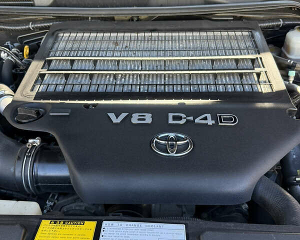 Серый Тойота Ленд Крузер, объемом двигателя 4.46 л и пробегом 267 тыс. км за 31500 $, фото 3 на Automoto.ua