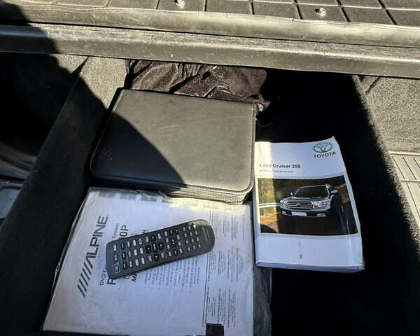 Серый Тойота Ленд Крузер, объемом двигателя 4.46 л и пробегом 267 тыс. км за 31500 $, фото 16 на Automoto.ua