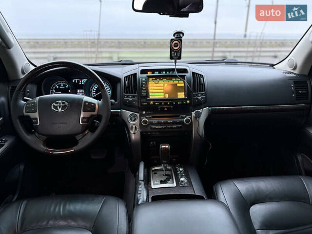 Серый Тойота Ленд Крузер, объемом двигателя 4.5 л и пробегом 280 тыс. км за 32500 $, фото 20 на Automoto.ua