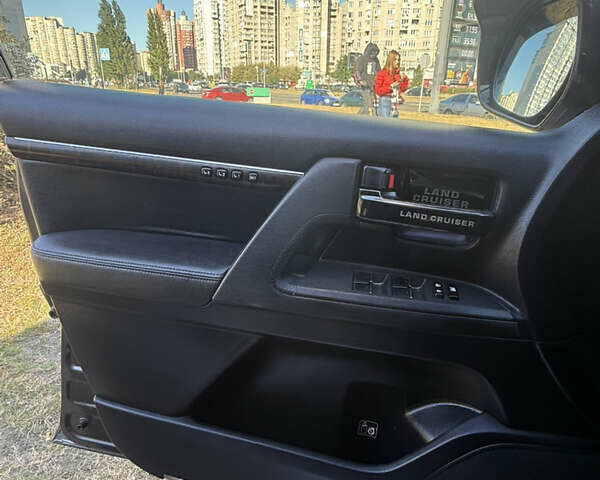 Серый Тойота Ленд Крузер, объемом двигателя 4.46 л и пробегом 267 тыс. км за 31500 $, фото 10 на Automoto.ua