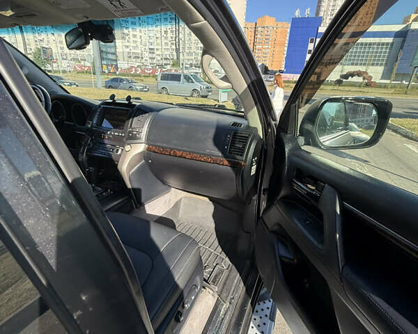 Серый Тойота Ленд Крузер, объемом двигателя 4.46 л и пробегом 267 тыс. км за 31500 $, фото 20 на Automoto.ua