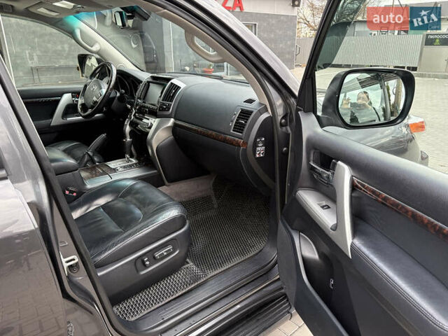 Серый Тойота Ленд Крузер, объемом двигателя 4.61 л и пробегом 227 тыс. км за 30500 $, фото 11 на Automoto.ua