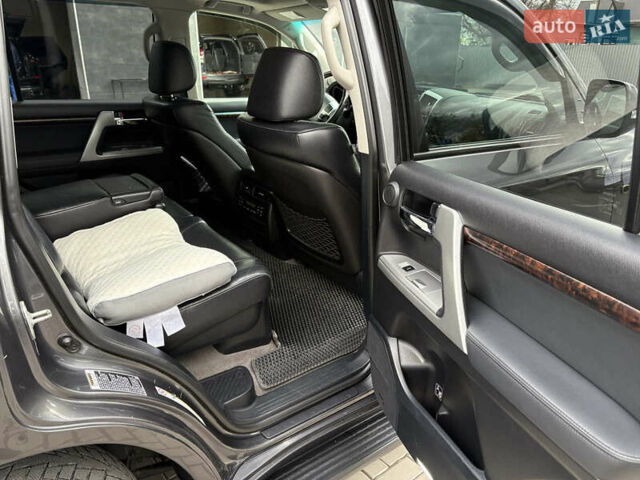 Серый Тойота Ленд Крузер, объемом двигателя 4.61 л и пробегом 227 тыс. км за 30500 $, фото 10 на Automoto.ua
