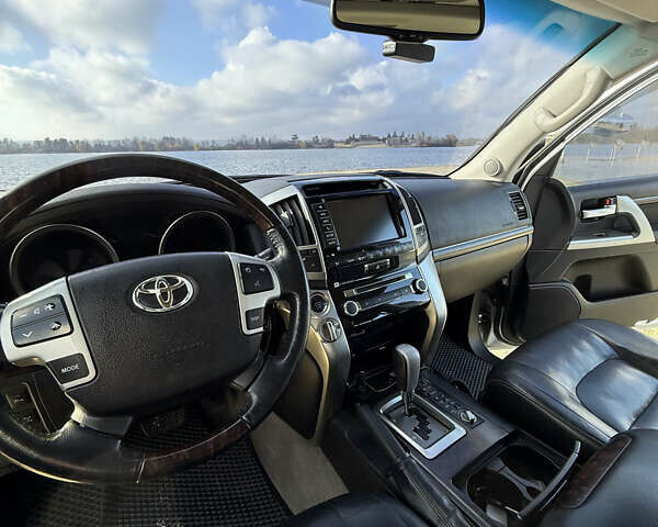 Серый Тойота Ленд Крузер, объемом двигателя 4.6 л и пробегом 222 тыс. км за 31000 $, фото 27 на Automoto.ua