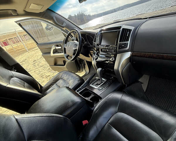 Серый Тойота Ленд Крузер, объемом двигателя 4.6 л и пробегом 222 тыс. км за 31000 $, фото 25 на Automoto.ua