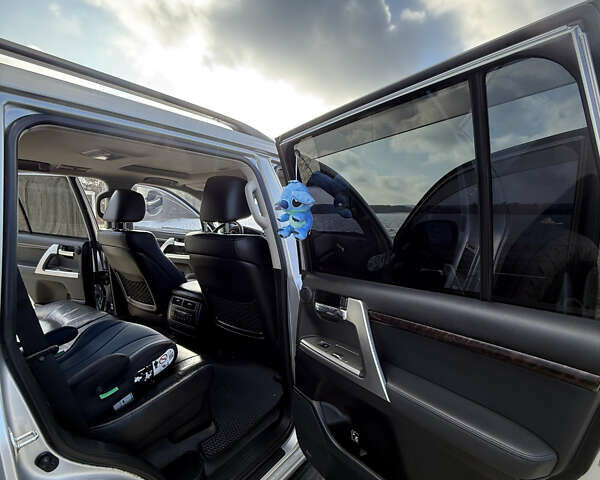 Серый Тойота Ленд Крузер, объемом двигателя 4.6 л и пробегом 222 тыс. км за 31000 $, фото 24 на Automoto.ua