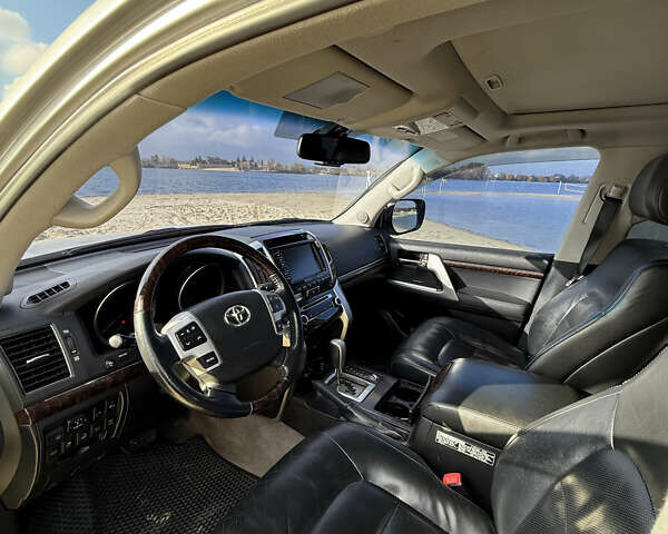 Серый Тойота Ленд Крузер, объемом двигателя 4.6 л и пробегом 222 тыс. км за 31000 $, фото 18 на Automoto.ua