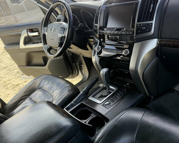 Серый Тойота Ленд Крузер, объемом двигателя 4.6 л и пробегом 222 тыс. км за 31000 $, фото 23 на Automoto.ua