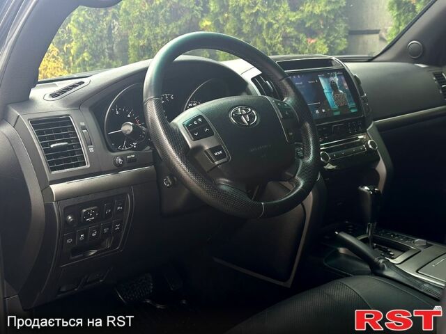 Серый Тойота Ленд Крузер, объемом двигателя 4.5 л и пробегом 209 тыс. км за 30000 $, фото 2 на Automoto.ua