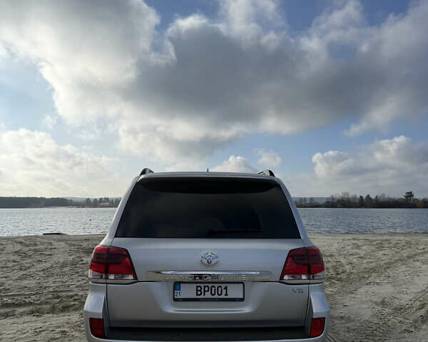 Серый Тойота Ленд Крузер, объемом двигателя 4.6 л и пробегом 222 тыс. км за 31000 $, фото 4 на Automoto.ua