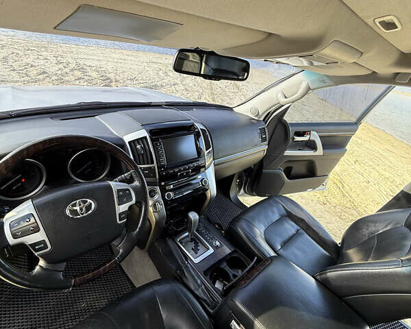 Серый Тойота Ленд Крузер, объемом двигателя 4.6 л и пробегом 222 тыс. км за 31000 $, фото 28 на Automoto.ua