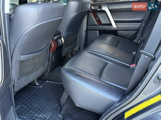Сірий Тойота Ленд Крузер, об'ємом двигуна 3 л та пробігом 185 тис. км за 32500 $, фото 24 на Automoto.ua