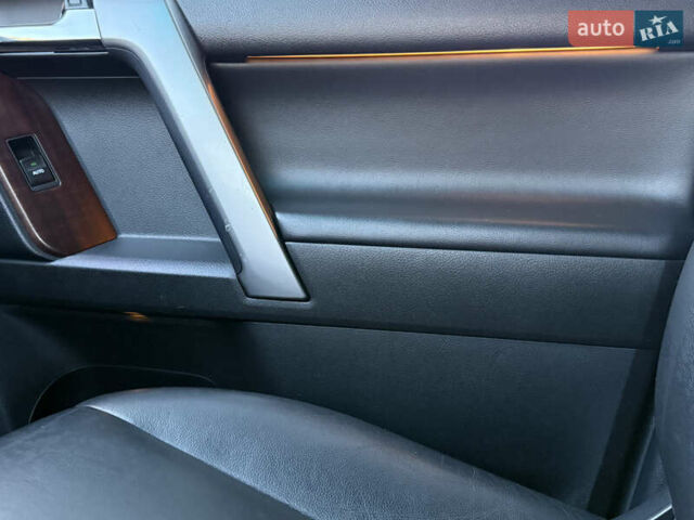Сірий Тойота Ленд Крузер, об'ємом двигуна 3 л та пробігом 185 тис. км за 32500 $, фото 23 на Automoto.ua