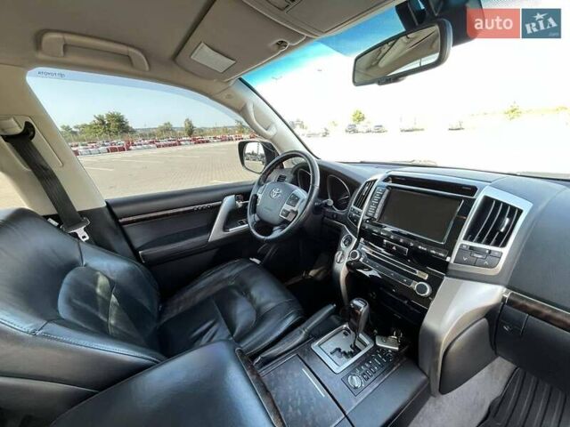 Серый Тойота Ленд Крузер, объемом двигателя 4.5 л и пробегом 230 тыс. км за 38899 $, фото 41 на Automoto.ua